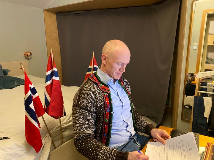 Avtalen signeres av den norske forhandlingslederen, Kristoffer Krohg Bjørklund. Foto: Kirsti Brodtkorb