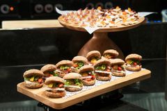 SMAKFULLE BITER: Frokostkokkene på hotellet lager små fristelser til gjestene.