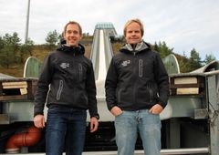 Kristoffer Gaustad, ansvarlig for hoppbakkene i Holmenkollen (til høyre), og Håvard Ellingsen, teamleder idrett i Holmenkollen, har klargjort Midtstubakken for helgens hopp-NM. Foto: Kultur- og idrettsbygg Oslo KF.