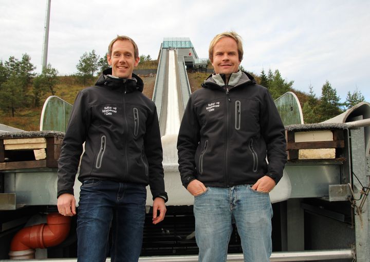 Kristoffer Gaustad, ansvarlig for hoppbakkene i Holmenkollen (til høyre), og Håvard Ellingsen, teamleder idrett i Holmenkollen, har klargjort Midtstubakken for helgens hopp-NM. Foto: Kultur- og idrettsbygg Oslo KF.