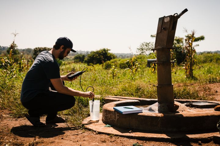 Frivillig ingeniør fra IUG sjekker vannkvaliteten i brønn på prosjekt i Uganda, Bilde Copyright; Ingeniører Uten Grenser. )