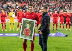 Som årets spiller får Rasmussen et portrett av seg selv, delt ut av Christer Hodne Bjørge fra OBOS.