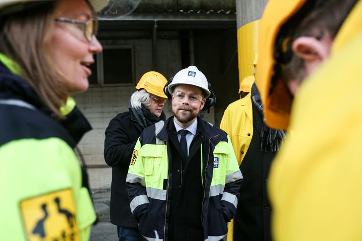 Bildet er tatt i Porsgrunn i dag 25. januar, da Røe Isaksen personlig overleverte den gode nyheten til Yara Porsgrunn på Herøya. Foto: Håkon Jacobsen / Nærings- og fiskeridepartementet