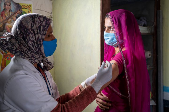 Gravid, indisk kvinne får vaksine. Foto: UNICEF