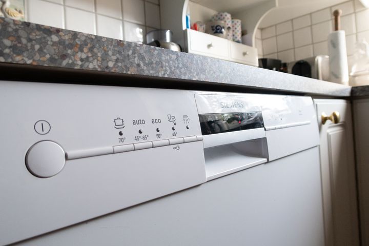 Oppvaskmaskiner varer ikke evig, og lekkasjer fra tilårskomne maskiner gjør årlig skader for millioner av kroner. (Foto: If)