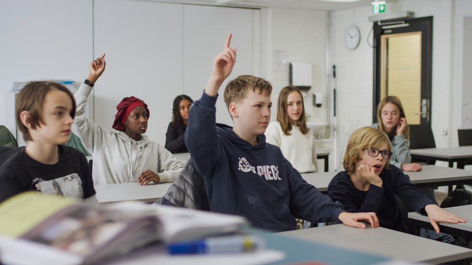 illustrasjon skole elever klasserom lærer 