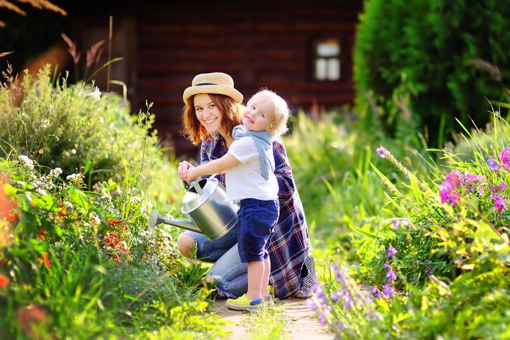 Å gjøre hagen klar for sommeren er en hyggelig familieaktivitet. Foto: Istockphoto.