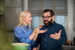 Kostholdsekspert og lege Berit Nordstrand sammen med programleder Klaus Sonstad i den nye TV 2-serien «Bra godt». Foto: TV 2