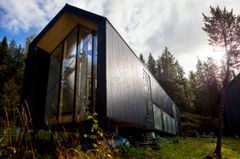Langhuset til Torbjørn Sletvold glir pent inn i naturen i Stjørdal. Foto: Glen Musk