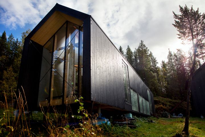 Langhuset til Torbjørn Sletvold glir pent inn i naturen i Stjørdal. Foto: Glen Musk