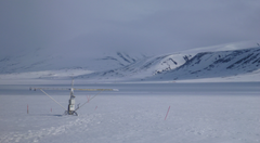Avanserte ubetjente målestasjoner, såkalte flux-towers måler temperatur, fuktighet og CO2-utslipp fra bakken. De står ute hele året, også i de iskalde vintermånedene i Arktis. Denne målestasjonen er i Adventdalen, Svalbard. Foto: Frans-Jan Parmentier/UiO