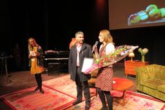 Vinnerne Carlos Ruiz Rabelo og Kristine Skarbø. Prisen vart delt ut av Innovasjon Noregs Mari Klokk Leite. Foto: Bjarne Øygard