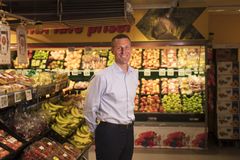 Knut Lutnæs, miljøsjef i Coop Norge, oppfordrer kundene til å bruke handlenett. For å motivere til bruk lanserer Coop gjenbruksbonus på handlenettene.