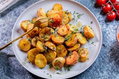 Poteter til overs? Ikke kast dem, stek dem sammen med godt krydder i pannen eller i ovnen og server med en sterk tomatsaus.