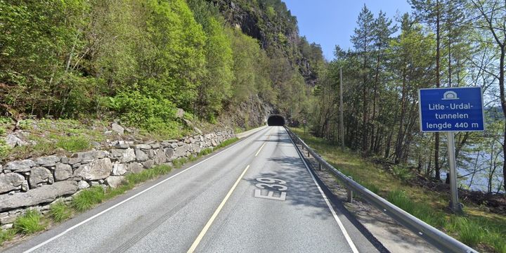 Den 440 meter lange Litle-Urdaltunnelen på E39 i Alver i Vestland vert stengd i heile veke 25. Foto: Google Maps
