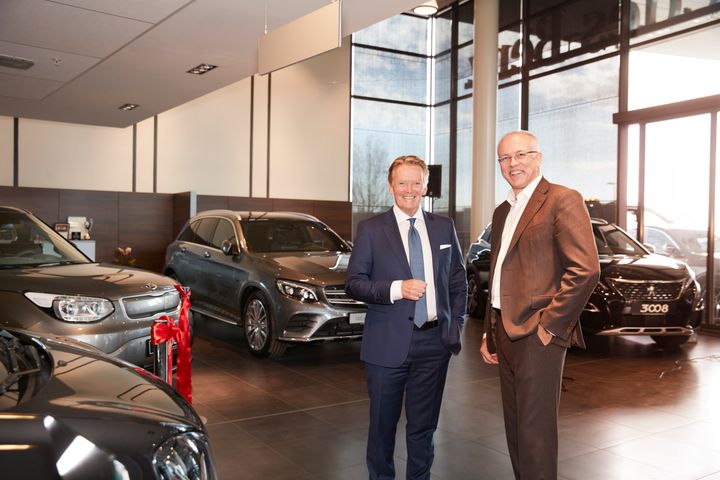 Mercedes-Benz, Peugeot og Kia samles under ett tak hos Bertel O. Steen Ullevål. Her er Bjørn Maarud, konsernsjef i Bertel O. Steen, og Johnny K. Danielsen, daglig leder hos Bertel O. Steen Ullevål, under den offisielle åpningen. Foto: Jarle Nyttingnes/Bertel O. Steen