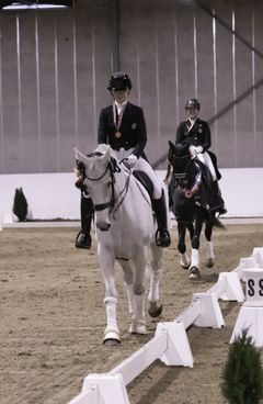 -Jeg er utrolig fornøyd med å få klasseplassering begge dager og sammenlagt bronse som førsteårs young rider, sier Anna Konstanse Helberg. Foto: Ann K Bratteng/Horsephoto.com