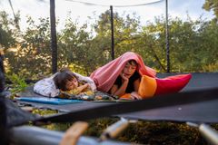I HAGEN: Det er fritt fram for å sove hvor du vil på lørdag. Hva med å dra dyna ut på balkongen eller trampolinen? Foto: Gard Eirik Arneberg