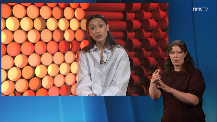Det populære nyhetsprogrammet for de unge, Supernytt, er blant NRK-programmene som tilbys tegnspråktolket. Her med Selma Ibrahim som programleder og Lene Hartveit som tegnspråktolk. FOTO: NRK