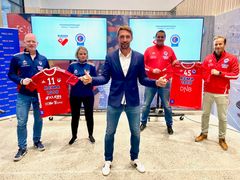 Fra venstre: Morten Holck og Kristin Garnvik i Byåsen Håndball, Vidar Riseth, sponsorsjef i REMA 1000, og Jostein Sivertsen og Vegard Selven i Kolstad Håndball.