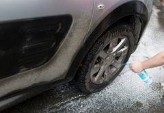 MÅ GODKJENNES: Godkjente virksomheter som driver med bilpleie, hjulskift og hjullagring vil havne i et register som kundene kan benytte for å velge seriøse aktører. FOTO: Arbeidstilsynet.