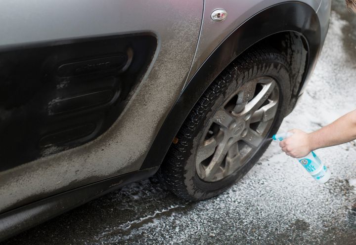 MÅ GODKJENNES: Godkjente virksomheter som driver med bilpleie, hjulskift og hjullagring vil havne i et register som kundene kan benytte for å velge seriøse aktører. FOTO: Arbeidstilsynet.