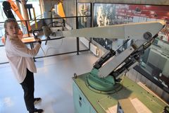 Videoreporter Marte Lie i ABB demonstrerer programmering av verdens første lakkeringsrobot fra 1969, nå pensjonert på museet Vitengarden på Jæren.