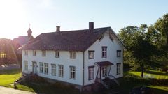 På Dønnes gård i Dønna kommune drives det gårdsturisme med utgangspunkt i gårdens rike historie og områdets mangfoldige kulturliv. Her kan du overnatte i et av de historiske rommene, og få servering med lokal matkultur og råvarer. Gården har fått 1.050.000 kroner i støtte til tiltak på gården. (Foto: Privat)