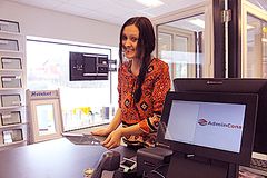 Margareth Lund møter kundene i butikken med kunnskap og service.