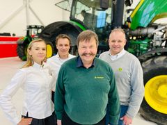 TETT SAMARBEID: Helge Malum er Sjef Teknisk i Felleskjøpet Agri, og har jevnlige oppfølgingsmøter med John Deere. Her fra møtet i begynnelsen av desember sammen med prosjektmanager Iwona Zoldak-Stryjska, Jan Wouter van Lonkhuyzen, Territory Customer Support Manager, og training manager Stefan Schneider i John Deere.