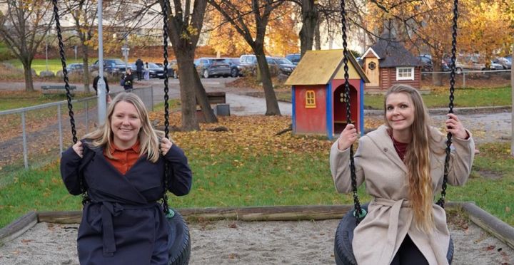 Inger Skrede (t.h.) og Eva Lena Estensmo (t.v.) har jobbet med å kartlegge variasjoner i sopp gjennom et år i barnehagen. Foto: Elina Melteig