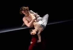 Ballett: Erika Pastel og Jonathan Olofsson i Afternoon of a Faun. Foto: Jörg Wiesner