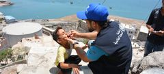 Dette bildet er fra mai 2018, i Aden, hvor en gutt vaksineres mot kolera. Nå er en ny vaksinasjonskampanje i gang i Jemen. Foto: UNICEF/Sadeq Al-Wesabi