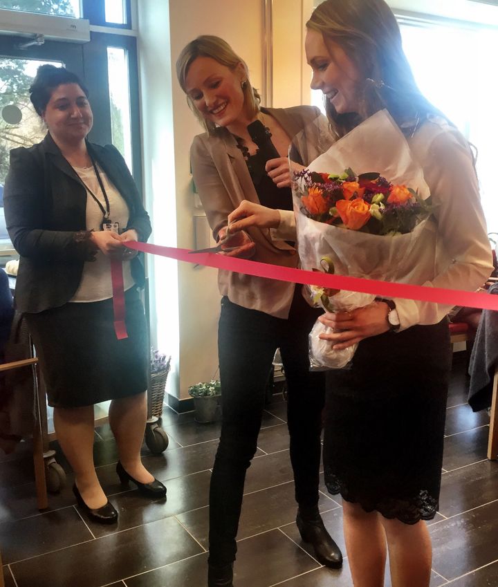 Nå står Ljabrubakken Omsorg+ på Nordstrand ferdig, og flere har allerede flyttet inn i leilighetene sine. Byråd for eldre, helse og sosiale tjenester, Inga Marte Thorkildsen ( i midten), klippet det røde båndet og markerte at bygget nå er offisielt åpnet. Hun fremhevet at det beste resultatet får man med et fremtidsrettet bygg og et godt samarbeid mellom beboere, pårørende og ansatte.