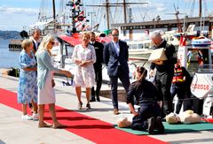 Kronprinsparet fikk demonstrert hjerte- og lungeredning av Matt Skuse (direktør RS Akademiet) og Hanne Heimdal (båtfører RS «Prinsesse Ragnhild»), før Kronprinsen selv fikk prøve. Foto: Tom A. Kolstad