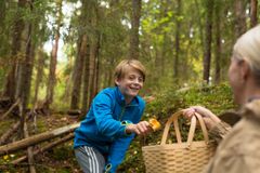 SOPPTUR: Er en fin unnskyldning for å komme seg ut i skogen, og maten smaker best når du har plukket den selv.  Foto: Paulina Cervenka