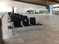 Passasjerer holder avstand på Bergen lufthavn