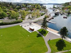Nabolagspark. Aktivitetsparken med badebrygga har Ormøya og nedre Bekkelaget som nærmeste naboer. Dronefoto: Edvin Wibetoe Fri bruk mot kreditering
