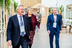 Odd Arild Grefstad og Jens Ulltveit-Moe med statsminister Erna Solberg