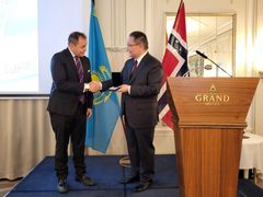 Kasakhstans æreskonsul i Norge Christian Mikkel Doblug ble tildelt jubileumsmedalje "30 år med Kasakhstans diplomatisk tjeneste" for sitt bidrag til det kasakhisk-norske samarbeidet.