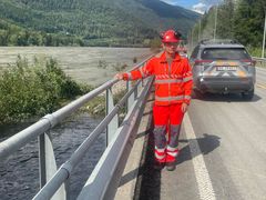 Full trøkk på å få reparert og satt i stand E6 ved Tretten. Det er kjørt på mange hundre tonn med plastringsstein på utsida ned mot Gudbrandsdalslågen. På bildet bruingeniør Jacob Jacobsen. Foto: Asbjørn Stensrud, Statens vegvesen