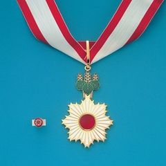 The Order of the Rising Sun tildeles professor Asgeir Brekke. Foto: Cabinet Office, Government of Japan
