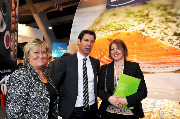 - Stor innovasjonshøyde og omstilingsevne blant norske bedrifter, slår fiskeriminister Elisabeth Alsaker (t.v.) fast. Her på Seafod Expo Global med Henning Beltestad, CEO i Lerøy som har opplevd enorm vekst den senere tiden, og leder for biobaserte næringer i Innovasjon Norge, Sigridur Thormodsdottir. Foto: Innovasjon Norge