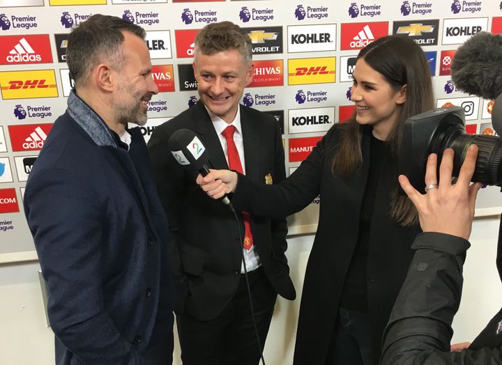 TV 2s Ingrid Halstensen intervjuer Ole Gunnar Solskjær og Ryan Giggs etter kampen mot Huddersfield. Foto: Torbjørn Pedersen, TV 2.