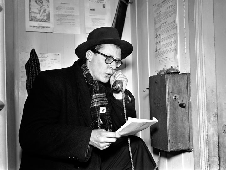 NELAUG STASJON 19510207: Sterkt snøfall over Sørlandet skapte kaos, bl.a. i togtrafikken. I alt sto fem tog fast i snømassene ved Helldalsmo og Nelaug stasjon, og passasjerene måtte overnatte i de iskalde togene. Her en journalist som rapporterer om forholdene. Foto: NTB scanpix