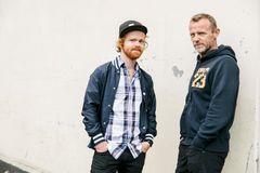 Pressebilde: Ravi og Jo Nesbø "Årner Sæ". Foto: Johnny Vaet Nordskog. Universal Music 2015