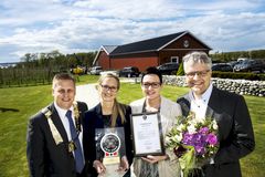 Ordfører René Rafshol i Råde (fra venstre) overrakte utmerkelsen til Katrine Kerr Gammelsrød i Duga, Hege Berg-Knutsen, ansvarlig for egne merkevarer i Coop Norge og Geir Jostein Dyngeseth, kunde- og medlemsdirektør i Coop Norge. Foto: John Terje Pedersen