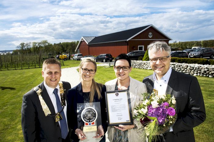 Ordfører René Rafshol i Råde (fra venstre) overrakte utmerkelsen til Katrine Kerr Gammelsrød i Duga, Hege Berg-Knutsen, ansvarlig for egne merkevarer i Coop Norge og Geir Jostein Dyngeseth, kunde- og medlemsdirektør i Coop Norge. Foto: John Terje Pedersen