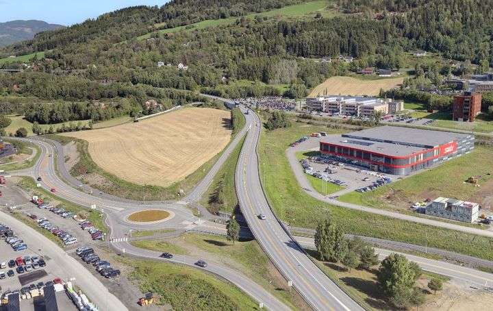 E6-strekningen mellom Storhove i Lillehammer og Hunderfossen i Øyer, består av 9,6 kilometer med firefelts motorvei, inkludert ny toløpstunnel på ca. 2,6 kilometer forbi Fåberg.