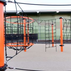 Uteområdene rundt Oslofjord Arena har klatrepark m/ trampoliner, skatepark, treningsapparater, benker og park.